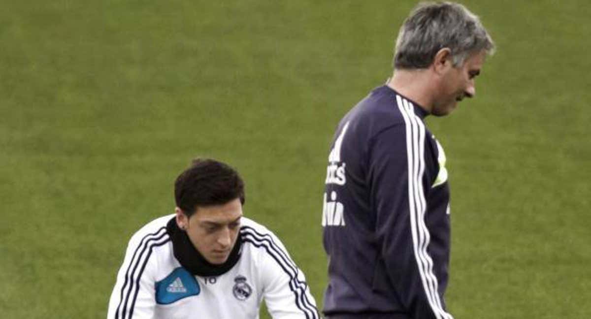 Mesut Özil, agachado en un entrenamiento del Real Madrid, ante José Mourinho. /EFE