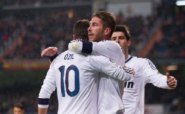 Sergio Ramos y Özil se abrazan tras la consecución de un gol.  Getty