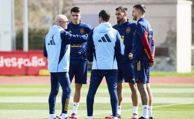 De la Fuente, con Morata, Borja Iglesias y Joselu. EFE/RFEF