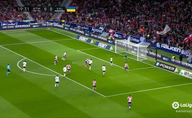 Termina centrando en la frontal del área pequeña y generando una gran ocasión de gol. ¿En qué posición juega Hermoso?