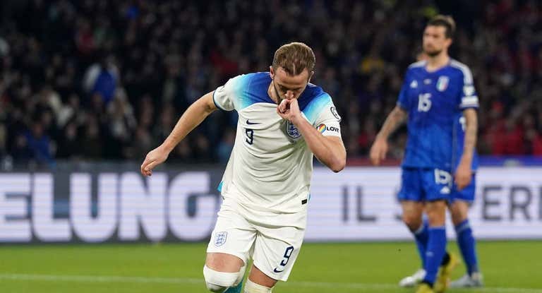 Kane celebra su gol de récord.