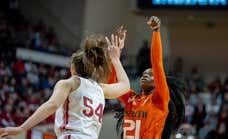 Lola Pendande cambia el miedo y la depresión por hacer historia en la NCAA: «Podemos soñar con la Final Four»