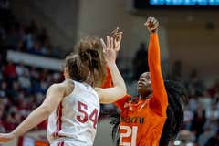 Lola Pendande cambia el miedo y la depresión por la gloria en la NCAA: «Podemos soñar con la Final Four»