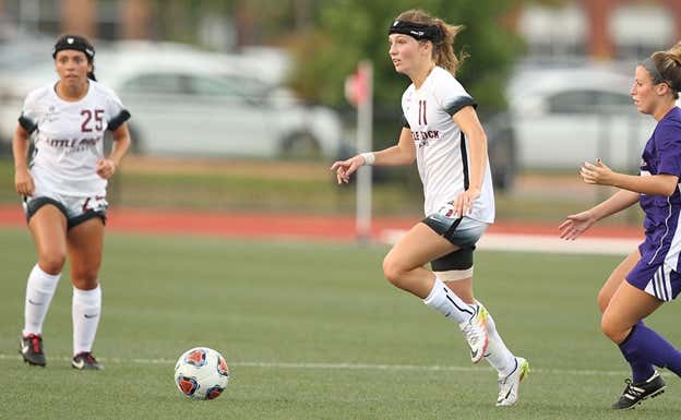 Arola jugando con su universidad.  Little Rock Athletics