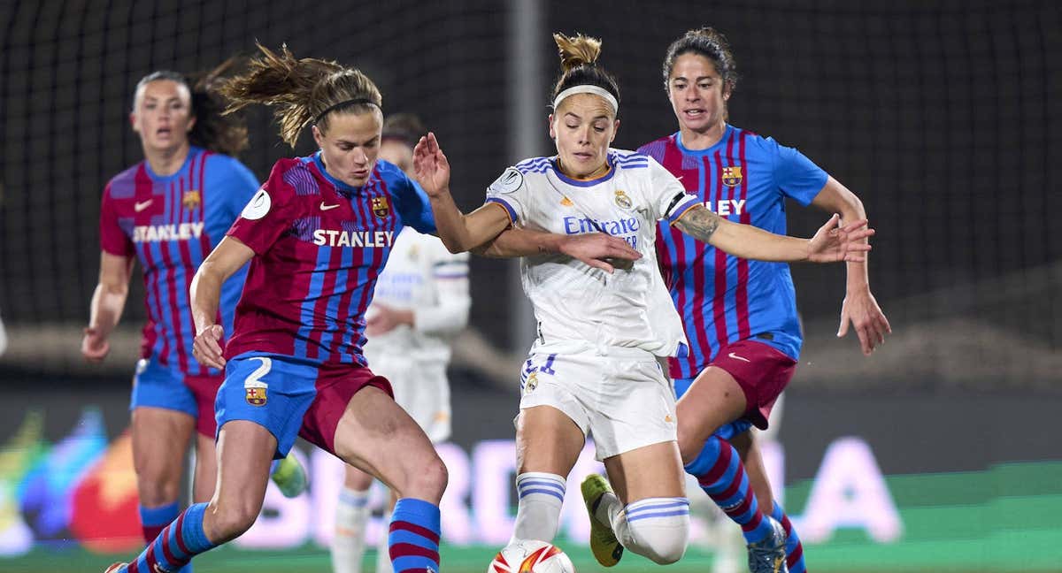 Irene Paredes y Claudia Zornoza pelean por un balón en el último Clásico femenino, que se disputó a finales de enero en Mérida. /GETTY