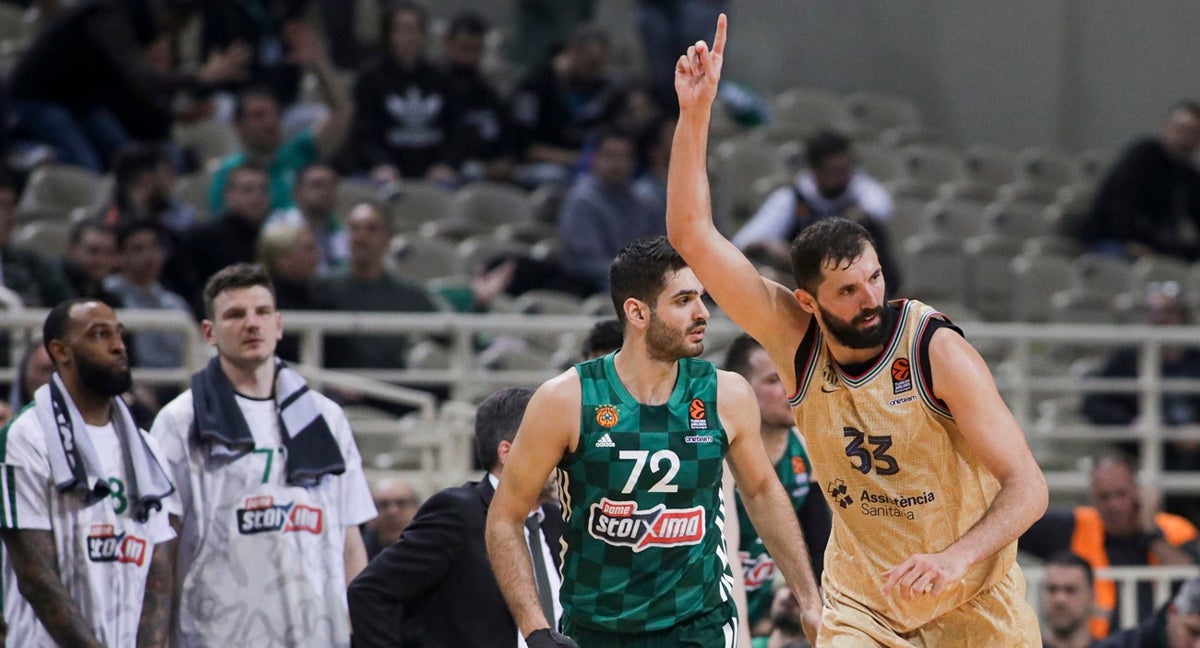 NIKOLA MIROTIC CELEBRA UN TRIPLE EN EL PARTIDO ANTE PANATHINAIKOS