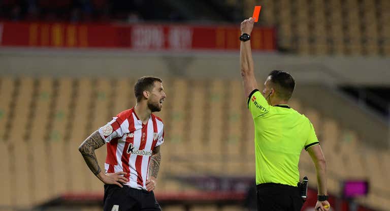 Estrada Fernández expulsa a Iñigo Martínez en la final de Copa.