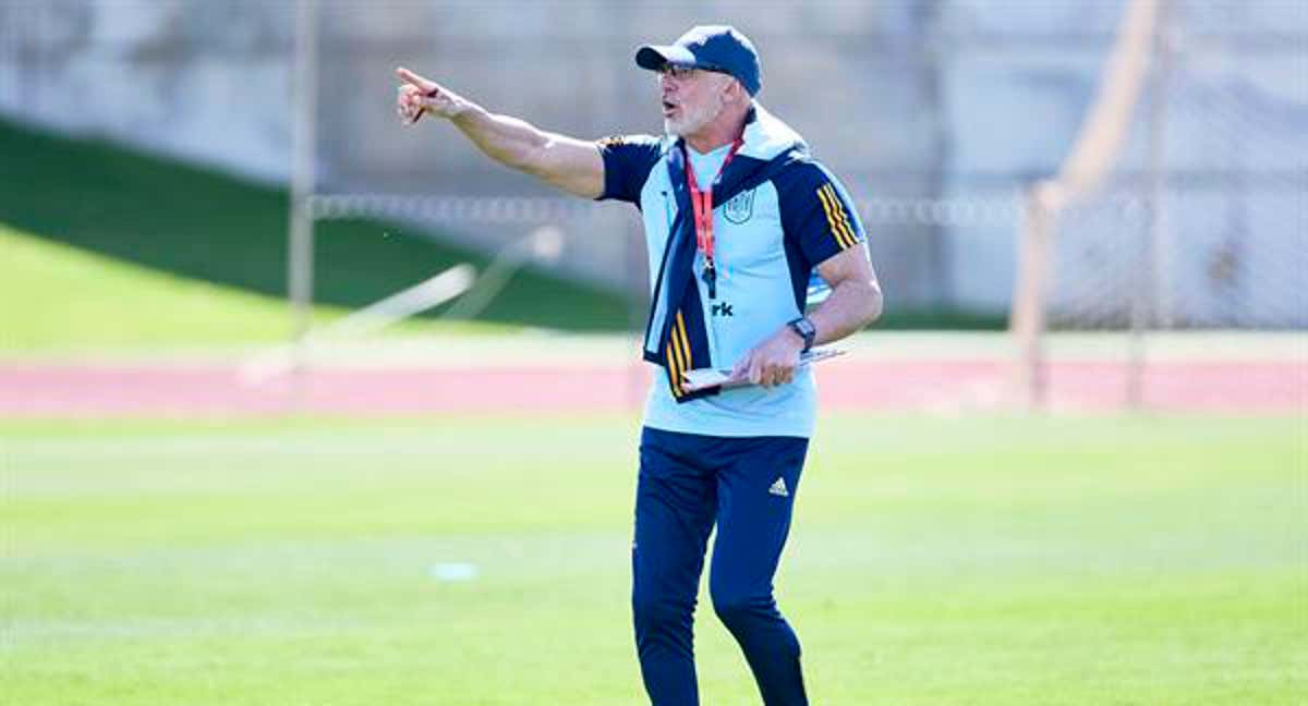 Luis de la Fuente, durante un entrenamiento con la Selección./EFE