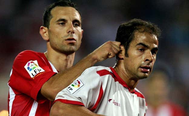 Martin Petrov tira de la oreja a Mario Cotelo (Sevilla).