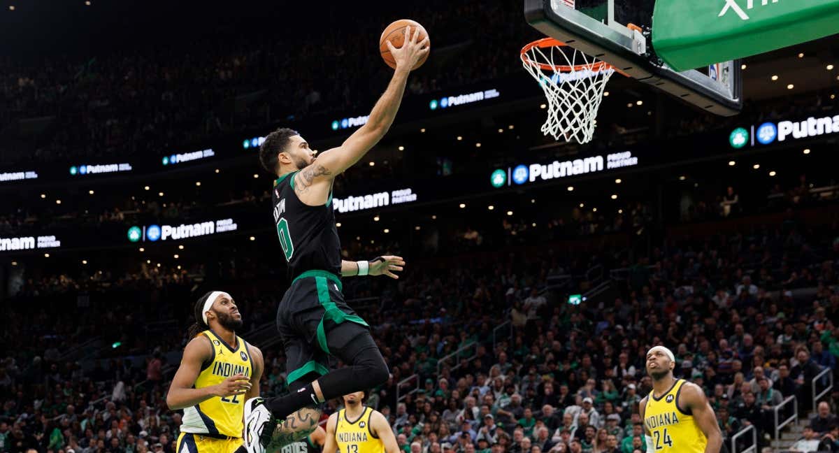 Jayson Tatum lanza a los Celtics a la lucha por el número 1 del Este./Efe