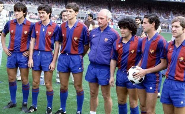 Julio Alberto, junto a Maradona, en una presentación del Barça.  Getty