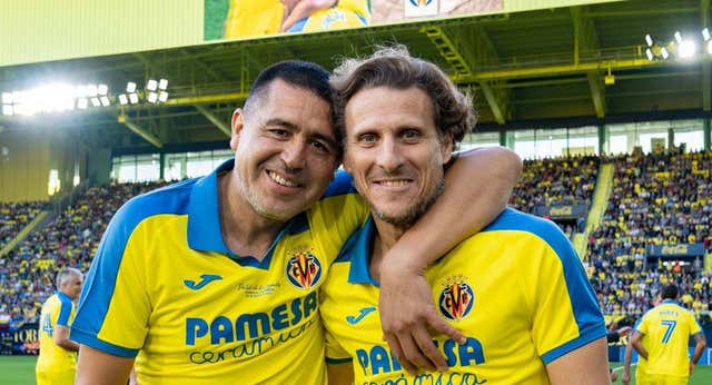 El partido del Centenario dejó la calidad de Riquelme y Forlán, los pitos a Setién y el protagonismo de Mateu Lahoz