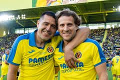 Riquelme y Forlán ponen la magia a un partido de Centenario marcado por los pitos a Setién