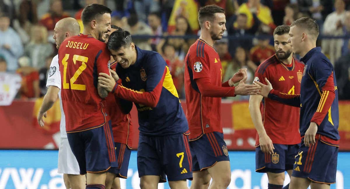 Los jugadores españoles celebran la victoria contra Noruega./REUTERS