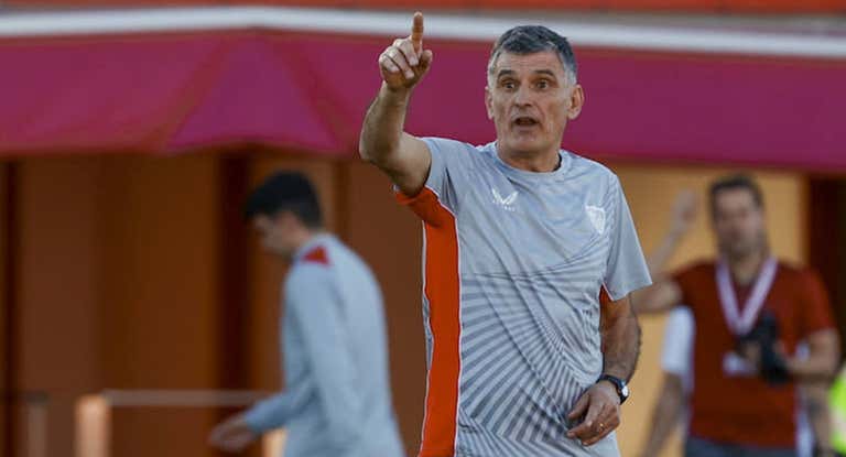 José Luis Mendilibar dirige un entrenamiento del Sevilla.