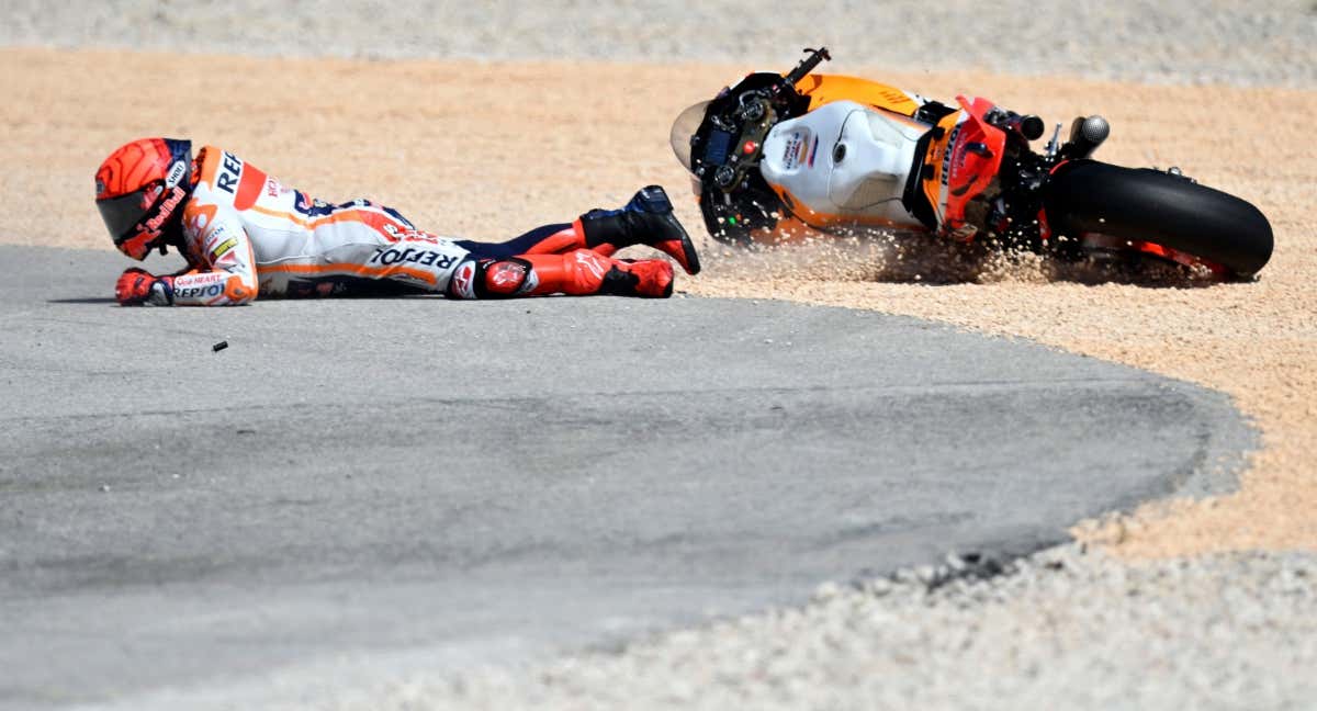 Marc Márquez en el suelo del trazado de Portimao.