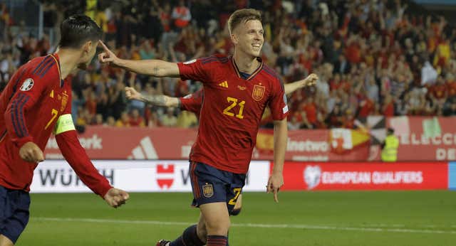 Dani Olmo vacía su depósito para devolver a De la Fuente su lealtad… y acaba tocado