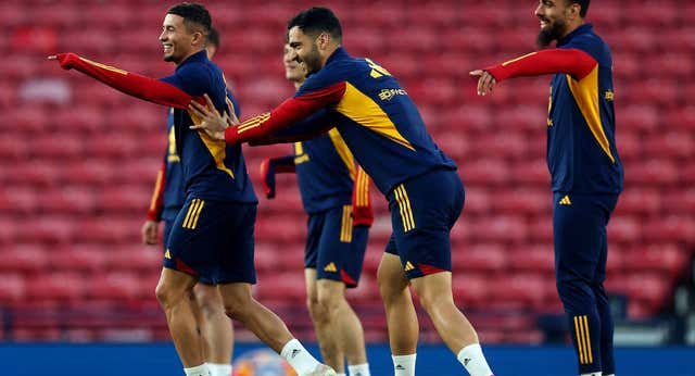 El estado del césped de Hampden Park enfada a los jugadores de la Selección