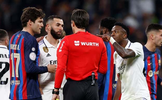 Vinicius habla con el árbitro durante el último Clásico. Efe