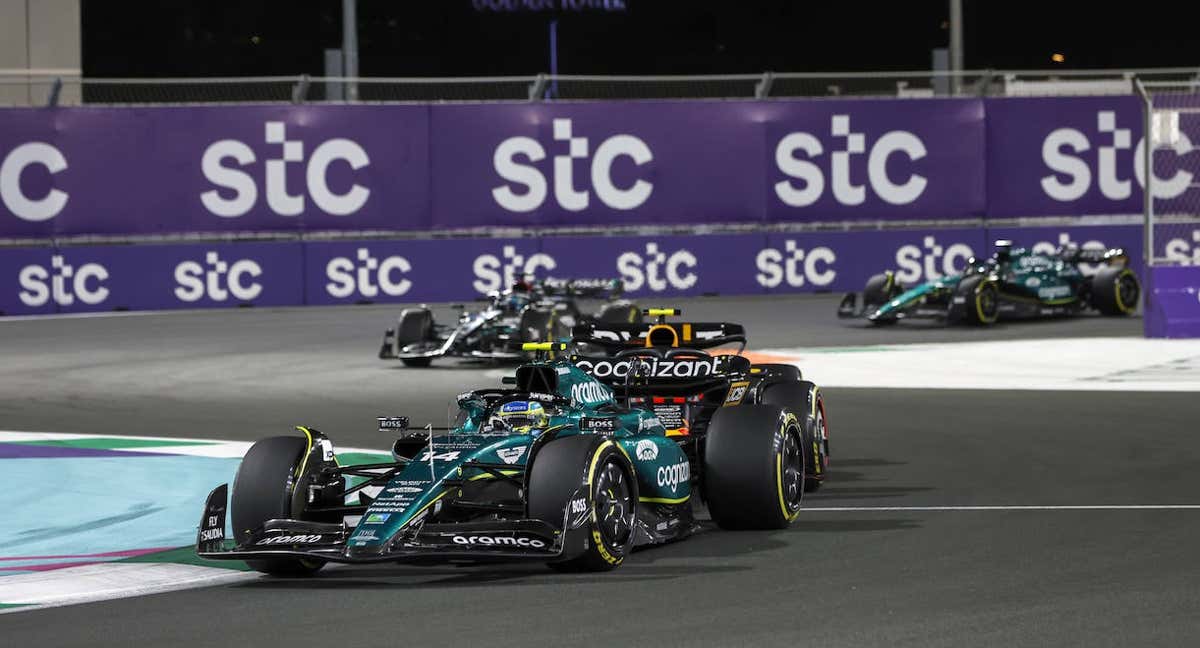 Fernando Alonso, con Sergio Pérez pegado a su trasera en el GP de Arabia Saudí de F1 2023.
