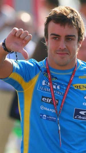 Fernando Alonso hace un gesto contra la decisión de la FIA de sancionarle en Italia 2006.  EFE