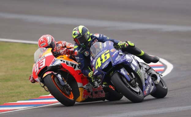 Marc Márquez y Valentino Rossi, en uno de sus lances en MotoGP 2015.  MotoGP