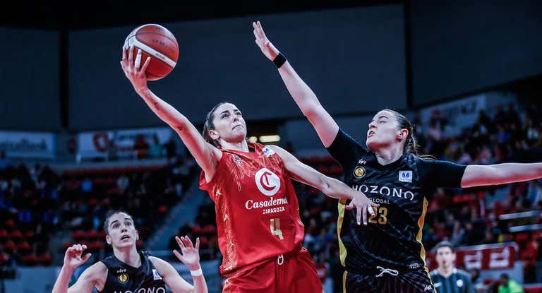 Mariona Ortiz del Casademont Zaragoza entra a canasta.