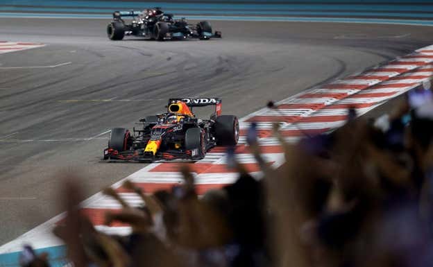 Max Verstappen cruza la línea de meta en el GP de Abu Dhabi 2021 por delante de Lewis Hamilton.  AFP
