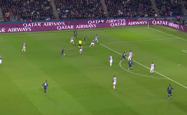 Recepción de Messi en el perfil zurdo, con el equipo asentado en campo rival y Hakimi como amenaza en el otro perfil.
