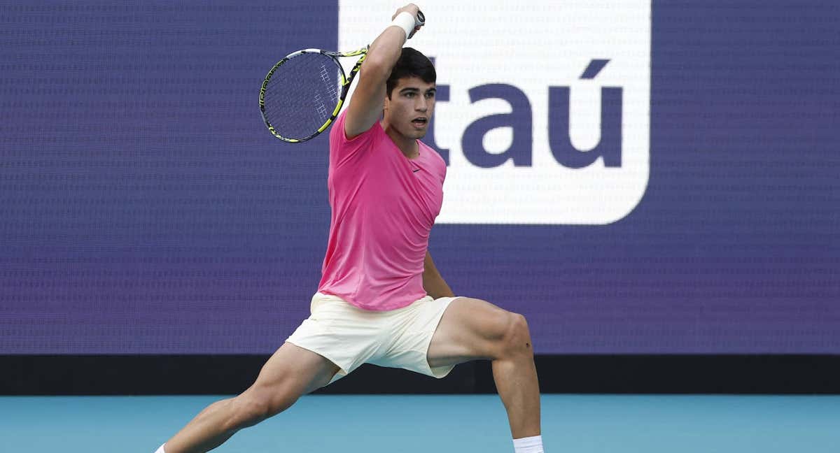 Carlos Alcaraz, durante su partido ante Tommy Paul en los octavos de Miami. /REUTERS