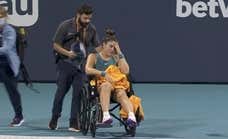 El drama de Andreescu: se tuerce el tobillo y abandona la pista llorando y en silla de ruedas