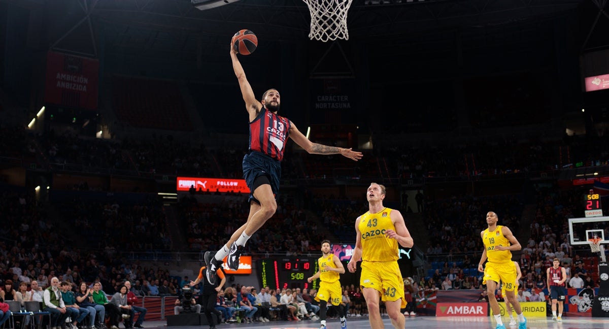 DARIUS THOMPSON MACHACA ANTE LA MIRADA DE LUKE SIKMA