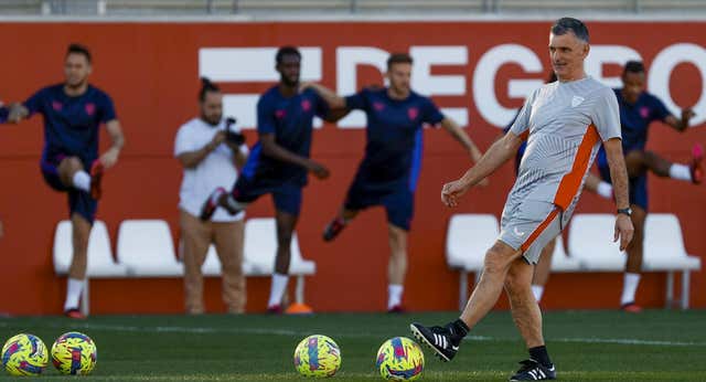 El primer boceto de José Luis Mendilibar para su Sevilla: presión alta, líneas adelantadas y juego por banda