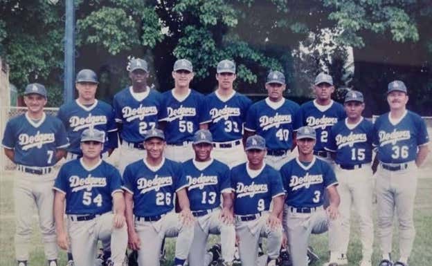 Juan García, el segundo por la derecha, cuando era ojeador de los Dodgers. IMAGEN CEDIDA