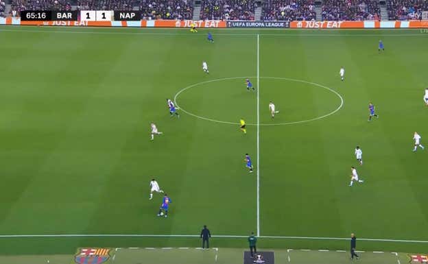 El balón termina llegando a Ferran abierto a banda, con ventaja para que inicie su conducción. Desde dentro es capaz no solo de cambiar de orientación, sino de filtrar raso, algo que también valdría desde la posición de pivote.