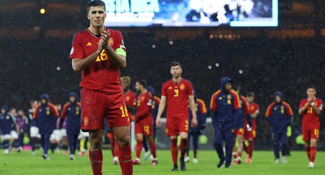El vestuario cierra filas con De la Fuente: “La primera parte es de 0-2, están siendo muy injustos”