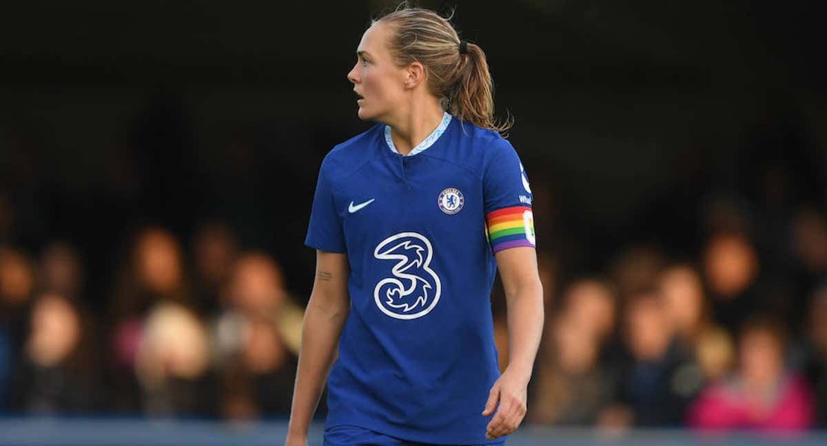 Eriksson, del Chelsea, en un partido de la Superliga con el brazalete arcoíris.