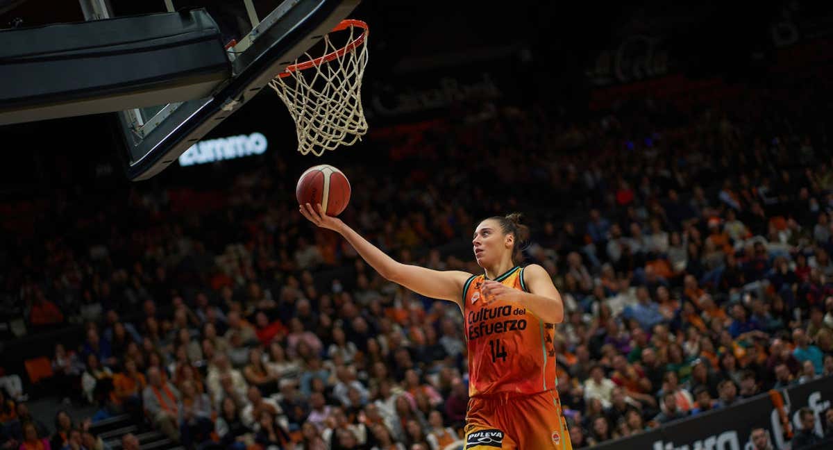 La ala-pívot de Valencia Basket Raquel Carrera, en una entrada a canasta esta temporada.