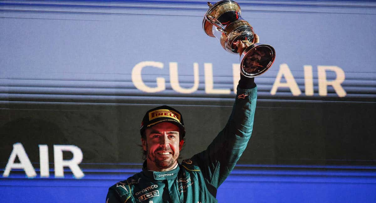 Fernando Alonso celebra su tercer puesto en Baréin este año. /Getty