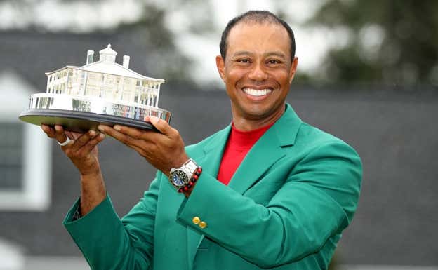 Tiger Woods, con la chaqueta y el trofeo como ganador del Masters de Augusta en 2019.  Reuters