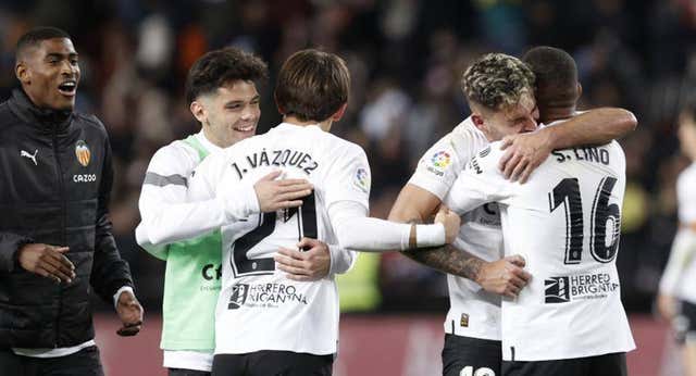 La plantilla pagará a la afición los viajes a Almería y Elche para luchar contra «la nube» del descenso