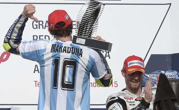 Valentino Rossi, en el podio del GP de Argentina de 2015 con la camiseta de Maradona. AFP