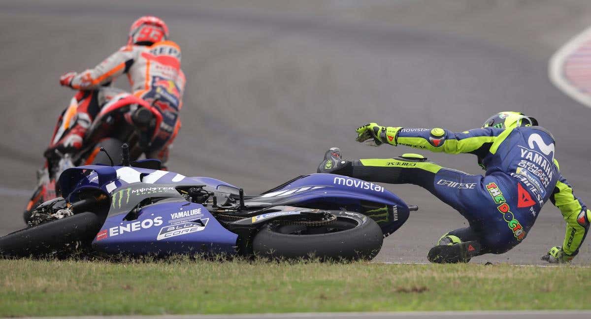 Valentino Rossi, en el suelo tras el incidente con Marc Márquez en el GP d Argentina de 2018. /EFE