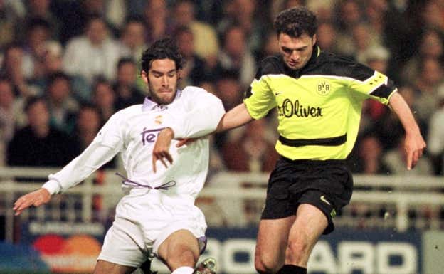 Fernando Sanz intenta frenar a Chapuisat. GETTY