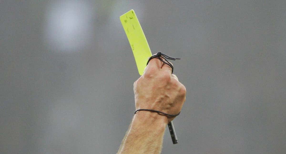 Tarjeta amarilla en un partido de fútbol.