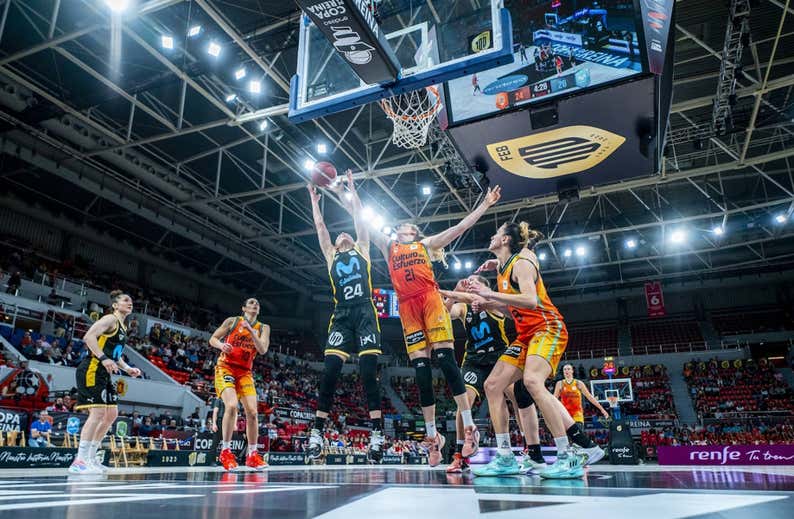 Cristina Ouviña lidera el triunfo taronja ante un gran Movistar Estudiantes