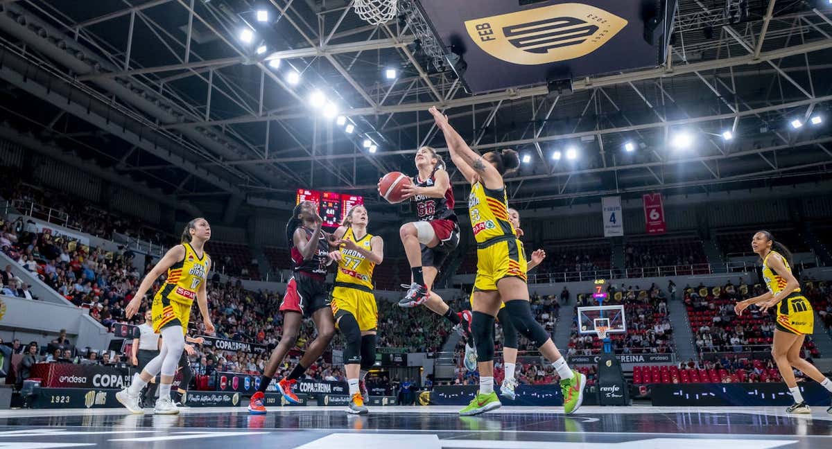 Una jugada del partido de cuartos entre Spar Girona y Lointek Gernika. /FEB