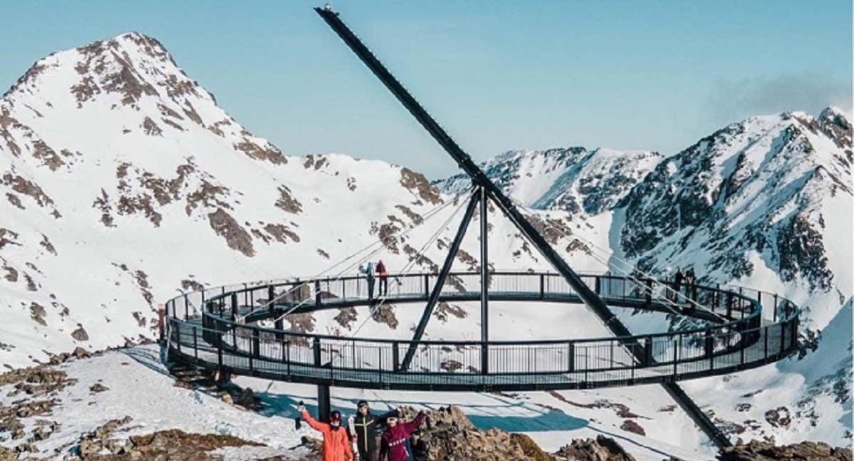 Excursiones con raquetas hasta el Mirador Solar de Tristaina./Ordino Arcalís