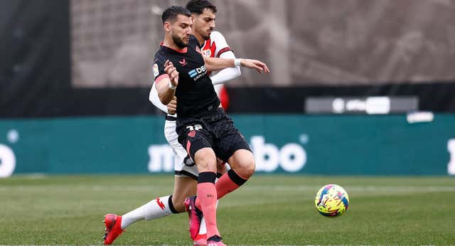 El repescado Rafa Mir se mide al nuevo David Gil