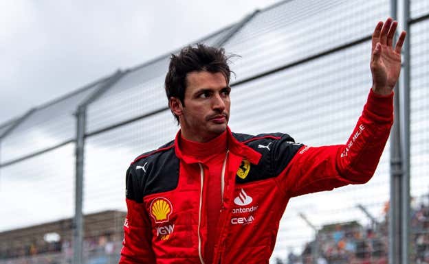 Carlos Sainz, saluda al público tras la clasificación de la F1 en Australia.  Ferrari